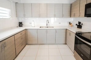 Refrigerador, horno, parrilla de estufa y utensilios de cocina