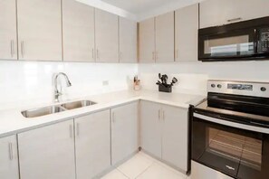 Réfrigérateur, four, plaque de cuisson