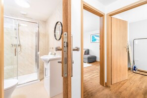 Séchoir à cheveux, serviettes fournies