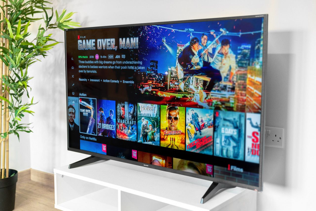 Un téléviseur affichant l’interface de Netflix, avec différentes miniatures de films.