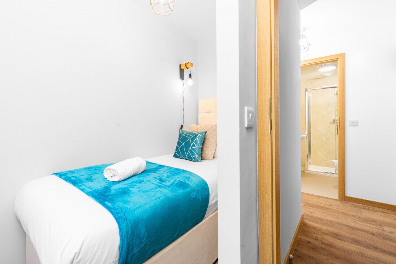 2 chambres, fer et planche à repasser, lit de bébé portatif