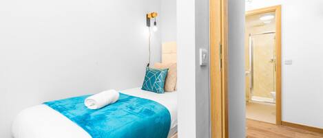 2 chambres, fer et planche à repasser, lit de bébé portatif