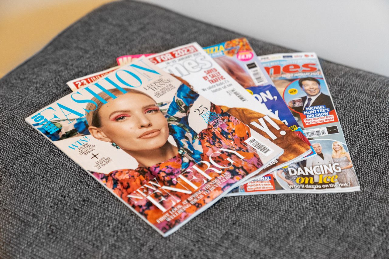 Eine Auswahl an Zeitschriften auf einer strukturierten, grauen Oberfläche.