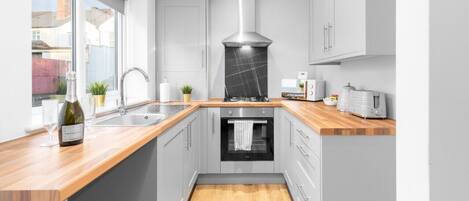 Jääkaappi, mikroaaltouuni, uuni, liesi