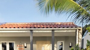 A building with a tiled roof, a gated entrance, and a sign indicating it is a KDFS Apartments. - Cozy & Modern (Willemstad)