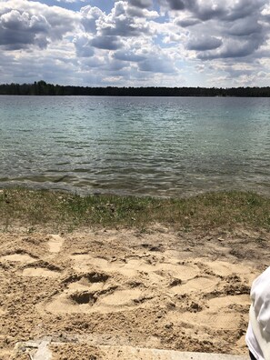 Plage, chaises longues, serviettes de plage