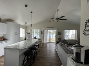 TV connectée, cheminée, livres