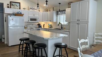 Jääkaappi, mikroaaltouuni, uuni, liesi