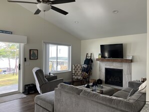 TV connectée, cheminée, livres