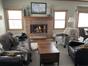 Smart-TV, Kamin, Bücher, Computerbildschirme