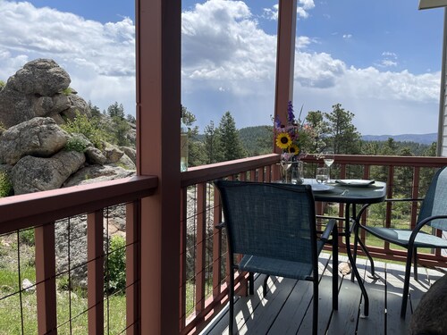 Restful 3 Bedroom Mountain Retreat Bordering National Forest, 31+ day stays 