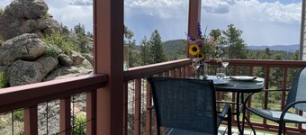 Restful 3 Bedroom Mountain Retreat Bordering National Forest, 31+ day stays 