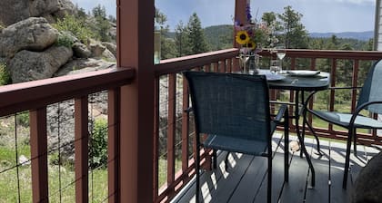 Restful 3 Bedroom Mountain Retreat Bordering National Forest, 31+ day stays