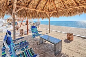 Plage, chaises longues, serviettes de plage