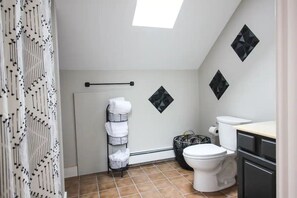 Serviettes fournies, savon, papier toilette