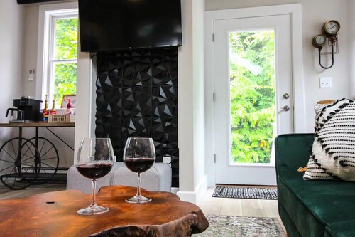 Loft on Main - DWTN, Beach, PVT Deck, Coffee Bar