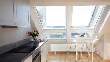 Microwave, cookware/dishes/utensils