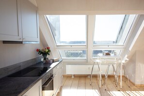 Microwave, cookware/dishes/utensils