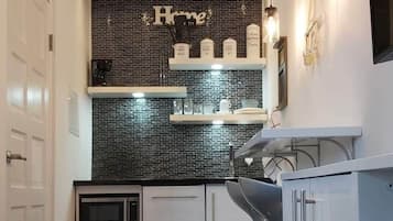 Jääkaappi, uuni, liesi