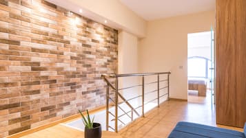 Escritorio, cortinas blackout y tabla de planchar con plancha