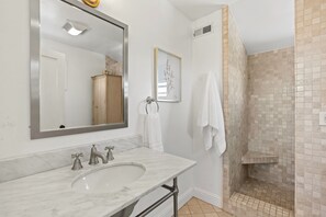 Bathroom - Family-friendly beach retreat (Santa Cruz)