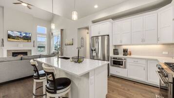 Kjøleskap, mikrobølgeovn, ovn og kokeplater