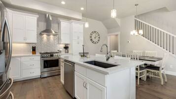 Kjøleskap, mikrobølgeovn, ovn og kokeplater