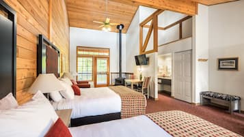 Deluxe kamer | Een bureau, verduisterende gordijnen, een strijkplank/strijkijzer