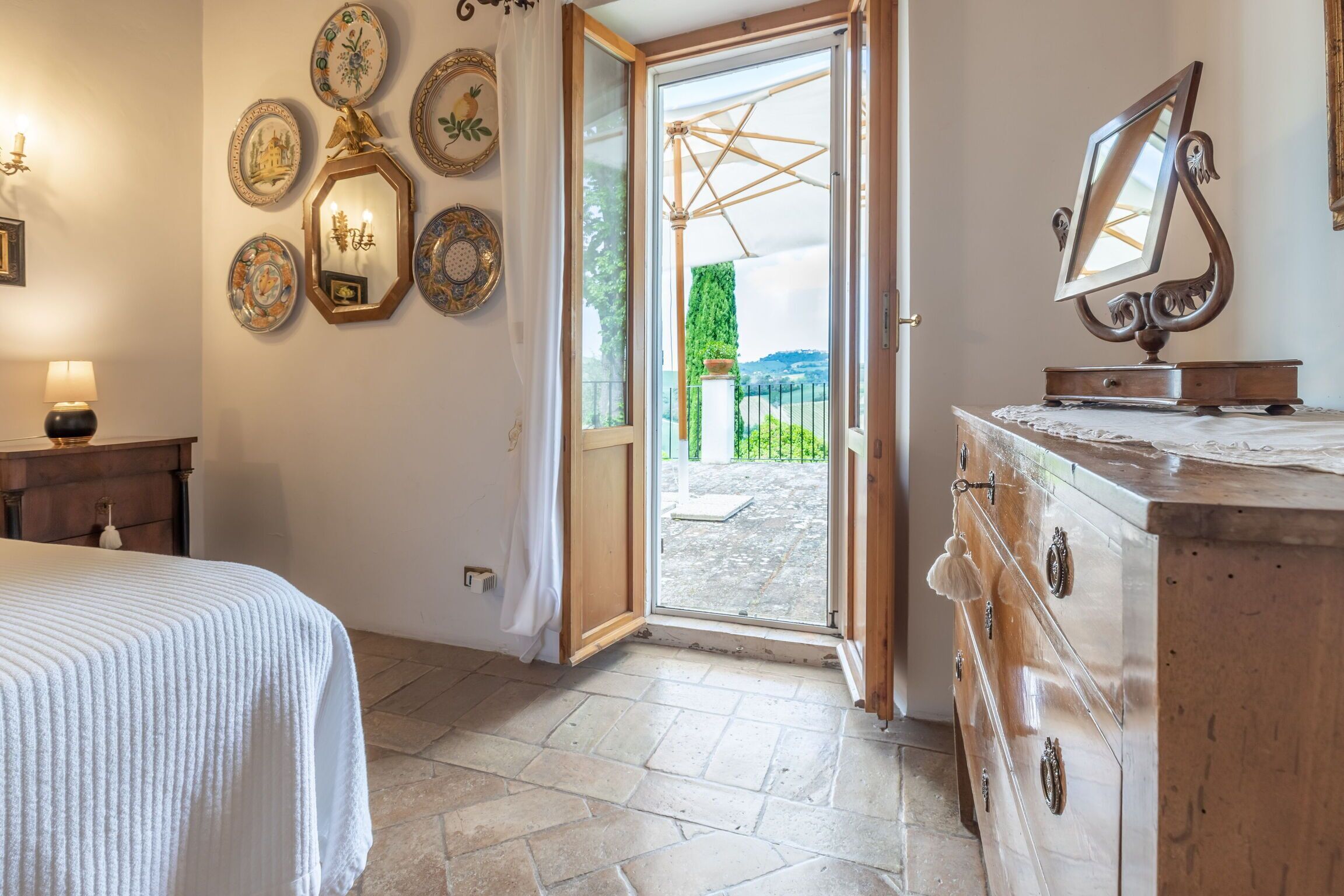 6 Schlafzimmer, Schreibtisch, Reisekinderbett, Bettwäsche
