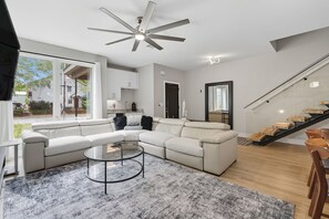 Smart TV, fireplace, video-game console, foosball - New Modern Home - 5 min walk to  Georgia Tech,  Sleep 14 (Atlanta)