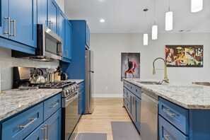 Fridge, microwave, oven, stovetop - New Modern Home - 5 min walk to  Georgia Tech,  Sleep 14 (Atlanta)