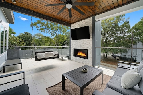 New Modern Home - 5 min walk to  Georgia Tech,  Sleep 13