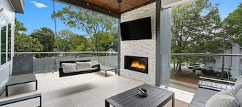 New Modern Home - 5 min walk to Georgia Tech, Sleep 13