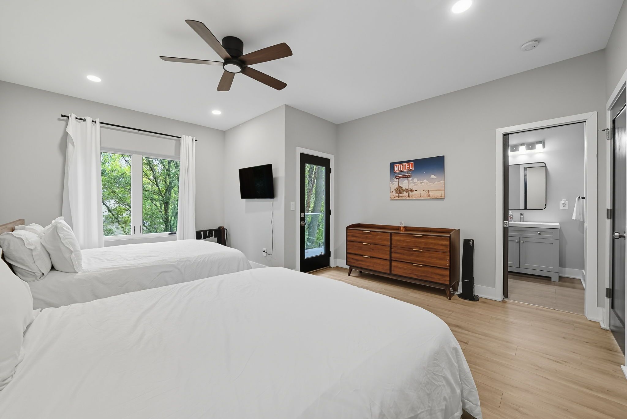 4 bedrooms, desk, iron/ironing board, WiFi