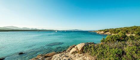 Una spiaggia nelle vicinanze