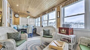 TV, fireplace, DVD player, books