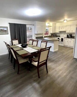 Dining - Spacious 5 bed / 3 bath home with backyard (Billings)
