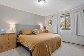 4 chambres, bureau, fer et planche à repasser, accès au Wi-Fi (inclus)