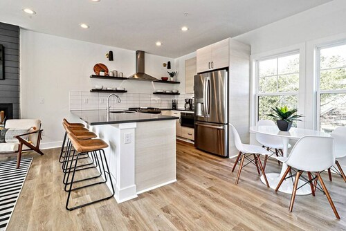 Modern Private Townhome with Rooftop Deck & Ocean Views!
