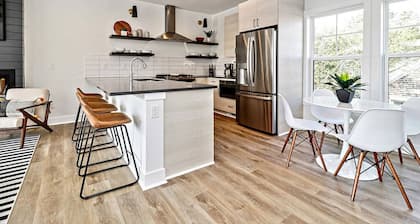 Modern Private Townhome with Rooftop Deck & Ocean Views!