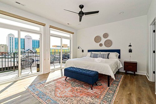 Modern Private Townhome with Rooftop Deck & Ocean Views!