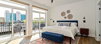 Modern Private Townhome with Rooftop Deck & Ocean Views!