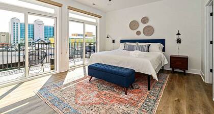 Modern Private Townhome with Rooftop Deck & Ocean Views!