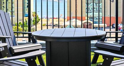Modern Private Townhome with Rooftop Deck & Ocean Views!