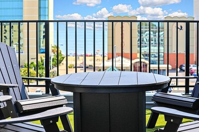Modern Private Townhome with Rooftop Deck & Ocean Views!