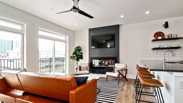 Una Smart TV, una chimenea