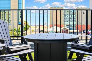 Outdoor dining - Modern Private Townhome with Rooftop Deck & Ocean Views! (Virginia Beach)
