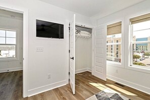 Interior - Modern Private Townhome with Rooftop Deck & Ocean Views! (Virginia Beach)