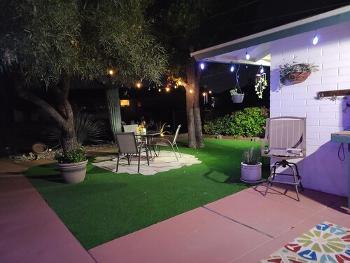 Only 4.8 miles from State Farm- Cardinals- stadium. Lovely 2+ bedroom home