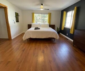 4 bedrooms, desk, iron/ironing board, travel crib